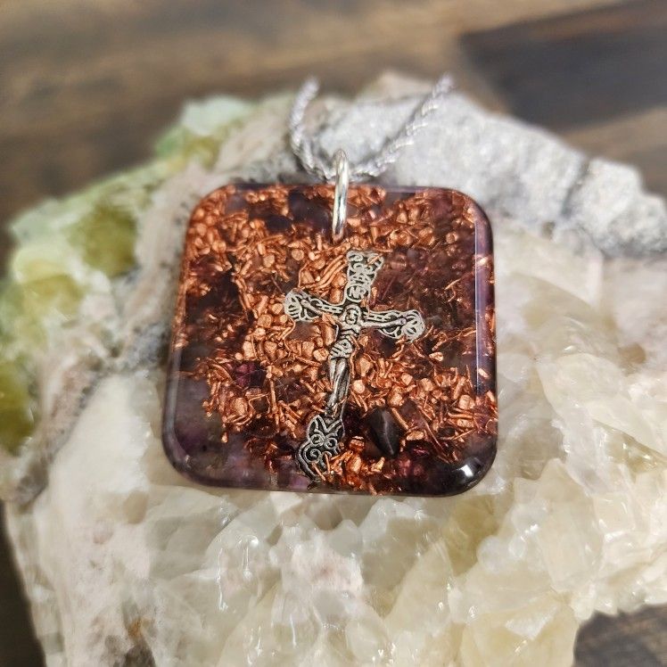 Astra Square Orgonite Pendant – Amethyst, Silver Crucifix & Stainless Steel Chain

Description:
The Astra pendant is a square handmade orgonite piece 