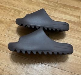New Yeezy Slides chocolate YZY YS-01 Men’s Size 5 Women’s 6