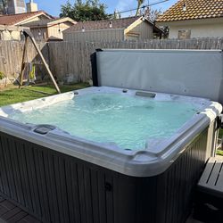 2021 Sundance Spa – 4-5 Person – Fully Functional – Great Condition