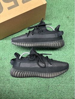 YEEZY 350 OYNX SIZE 9.5