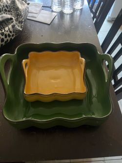 Set of 2 ceramic dishes