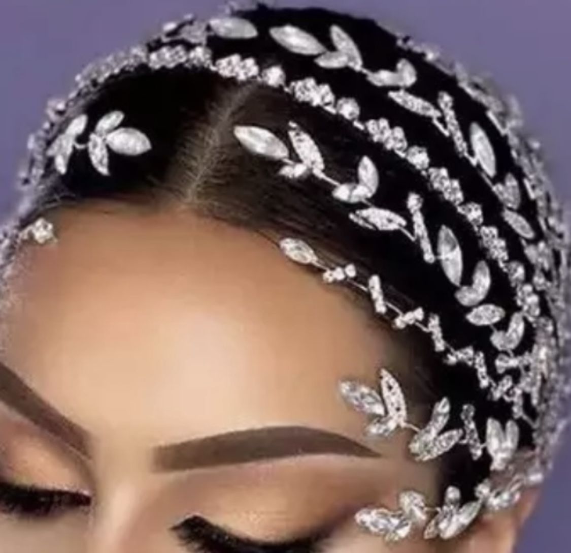Silver Leaf Hair Accessory with Intricate Design