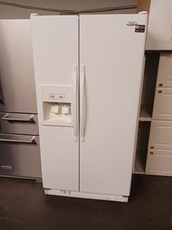 Refrigerator whirlpool side by side in color white good condition and 40 days warranty Delevery