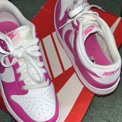 Pink Nike dunks size 5.5 In Boys 