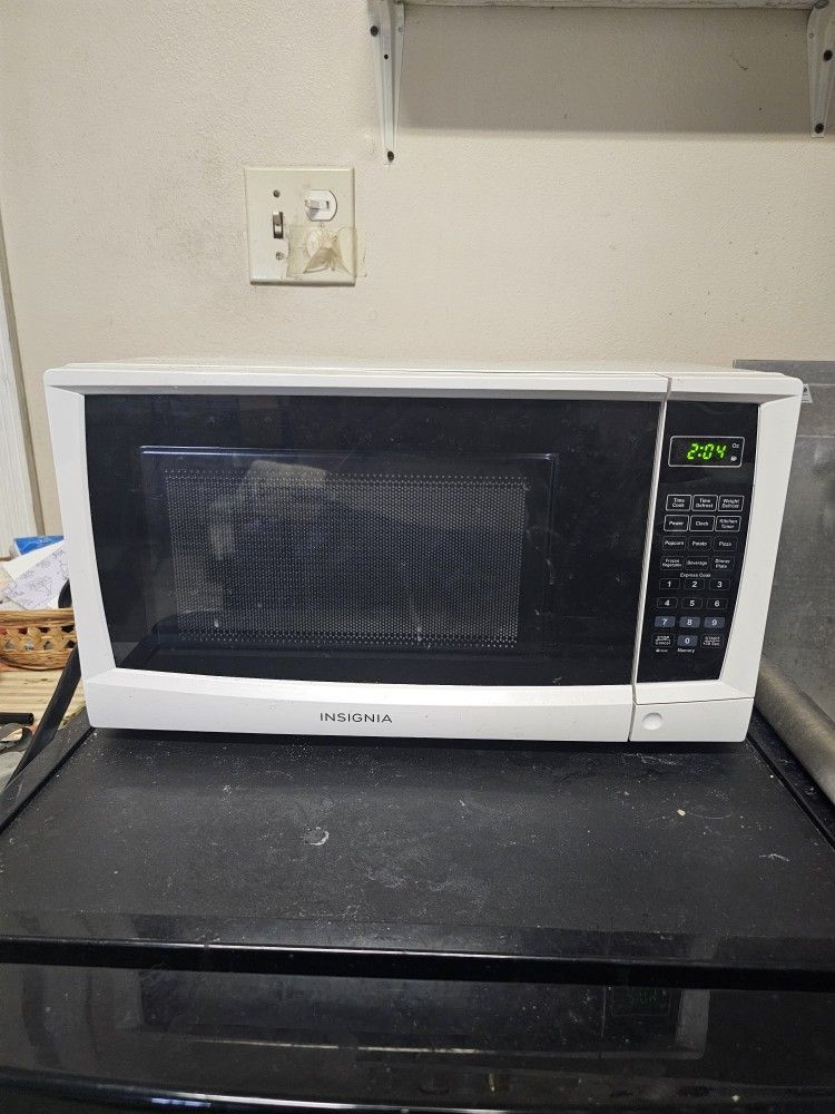 Insignia microwave white