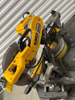 DeWalt DHS790 12" Sliding Compound Miter Saw