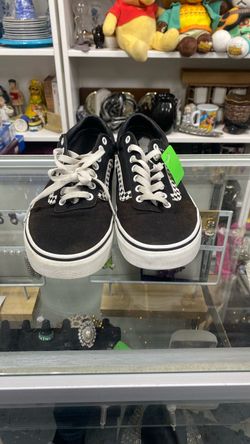 Size 9. Mens Old Skool checkered-pattern skate shoes.