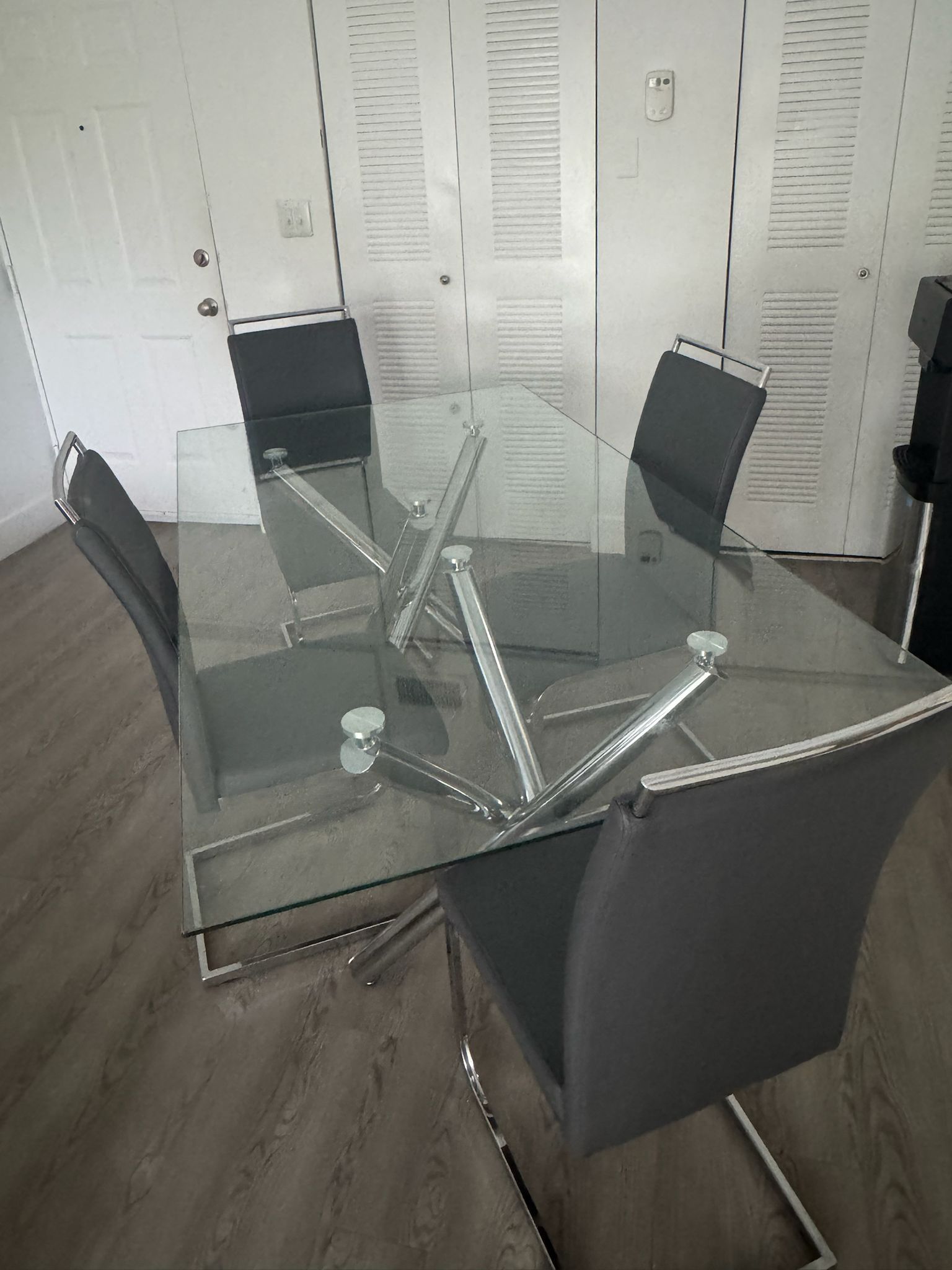 Mesa De Comedor De Cristal Con 4 Sillas Modernas 
