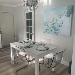 Kitchen Table With Four Ckear Chairs 