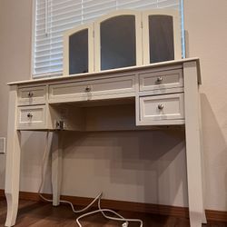 Cream Colored Vanity / Makeup Desk