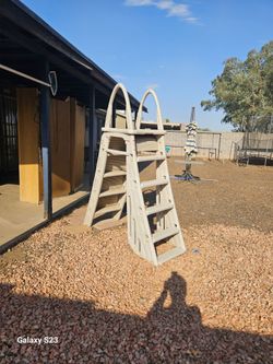 Like new pool ladder