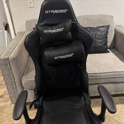 Gaming chair with footrest 