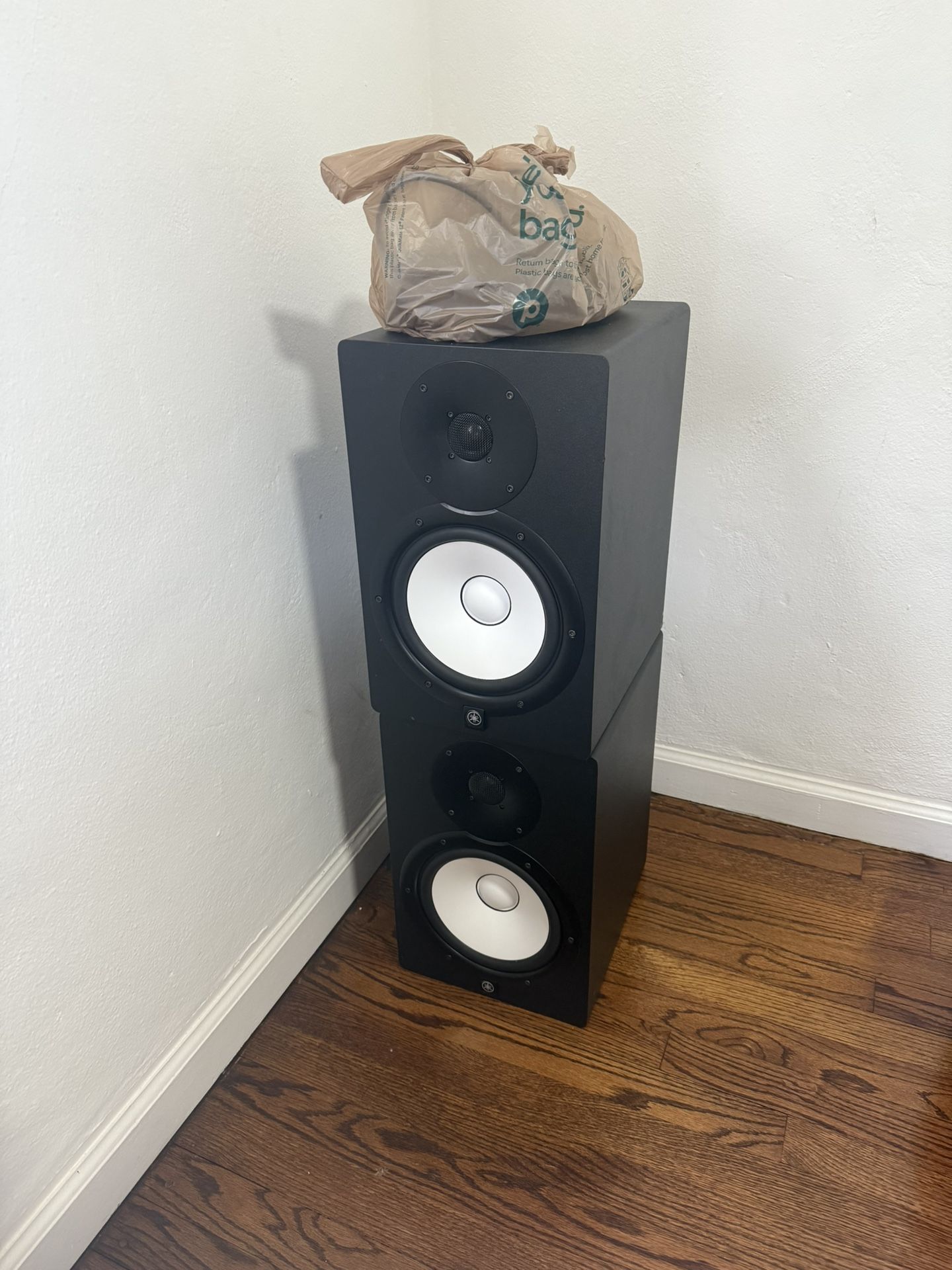 🎧 FOR SALE: Yamaha HS8 Studio Monitors (Pair) 🎧 🔥 Industry-standard sound. Clean, powerful, and built to last.