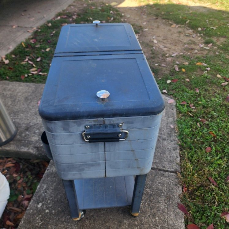 Sunjoy Party Cooler 8420 Gallon What Bottle Dispenser Attached Have Wheels That Rolls And Locks Also Have A Handle When First Purchase Paid 249