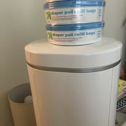 Munchkin diaper Pail & Pack Of 3 Refills