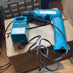 Makita Darrell, one battery works 9.6 V