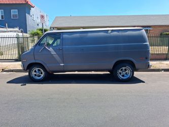 1976 Dodge B200 boogie van 360. V8 motor 15" cragar wheels 5x4.5