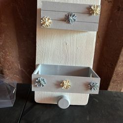 You Can Put This Shelf On Wall An you can put your hair tie hair bars in it call it quits. It does hang on the wall. It has been sealed so it’s water.