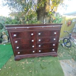 Cajonera de madera  largo  62" altura 46" ancho 20"