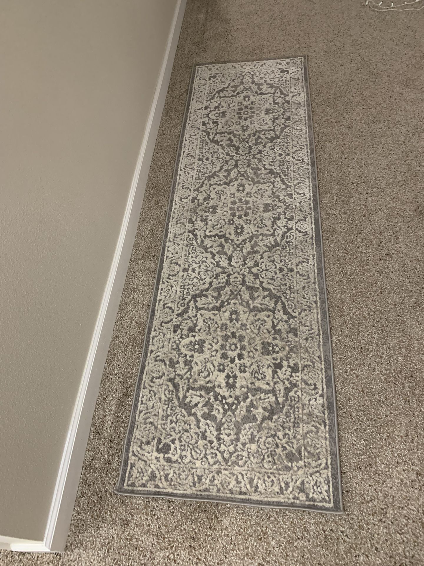 THEONI Flower Medallion 2’ X 7’ Grey-Beige Rug