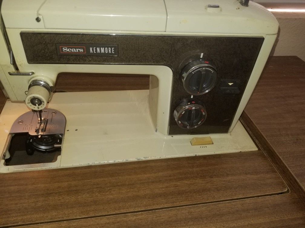  sewing machine with table