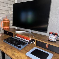 LG - 32" UHD HDR Monitor with FreeSync - White