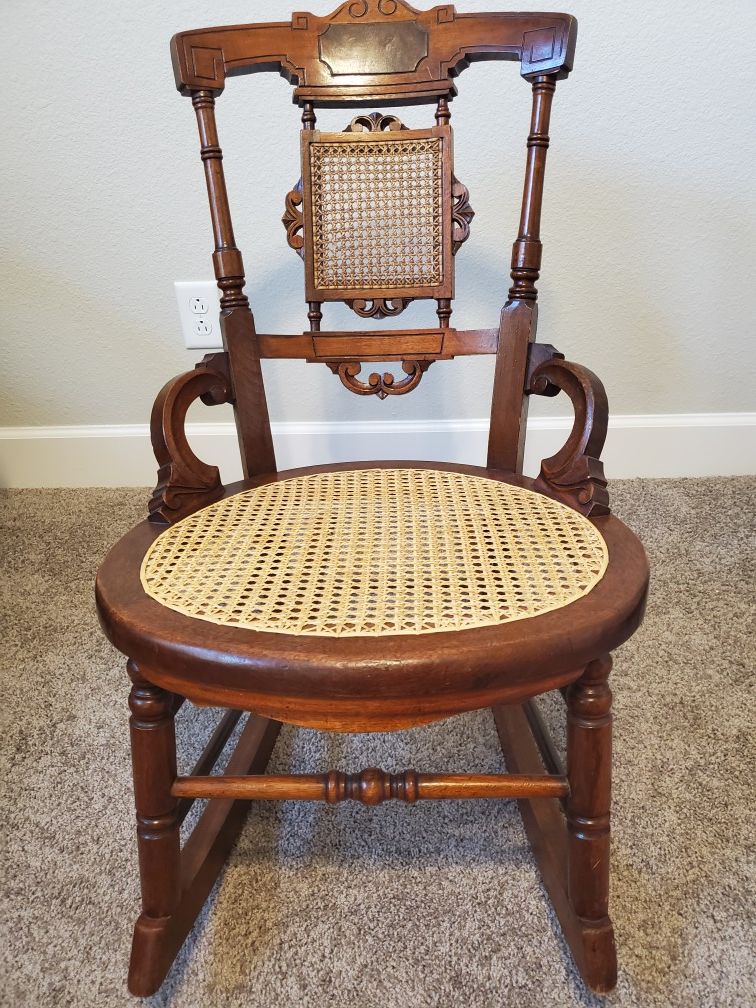 ANTIQUE WOODEN ROCKING CHAIR