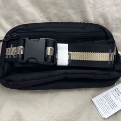 Lululemon 1L Everywhere belt bag Black and gold