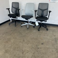 Herman Miller Verus Task Chairs 4 Available 2 Black And 2 White Color 