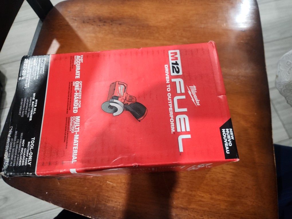 Milwaukee M12 3" Cut Off Tool