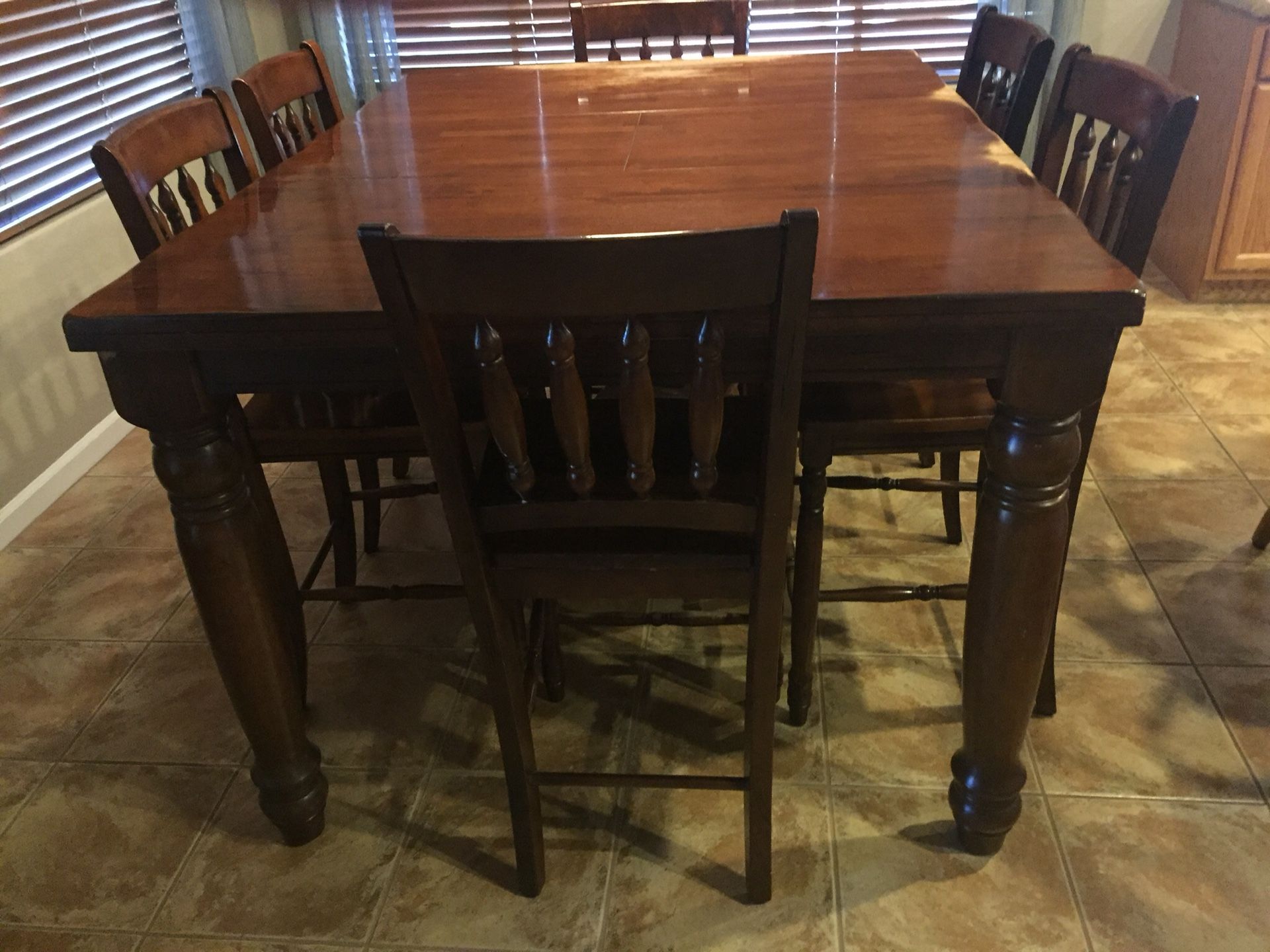 Kitchen table and 6 chairs