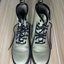 Doc Martens 1460 Pale Olive Smooth Boots – Women’s 7 (Excellent Condition)