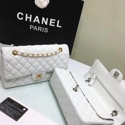 The blind box of the bag arrived, this Chanel white is for sale at a