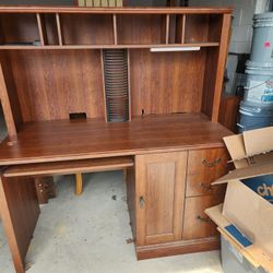 Nice desk with lots of room and matching file cabiney/crendeza...buy both pieces for $150.00

Desk...57.5" tall, 54" long and 23.5" deep

Crendeza