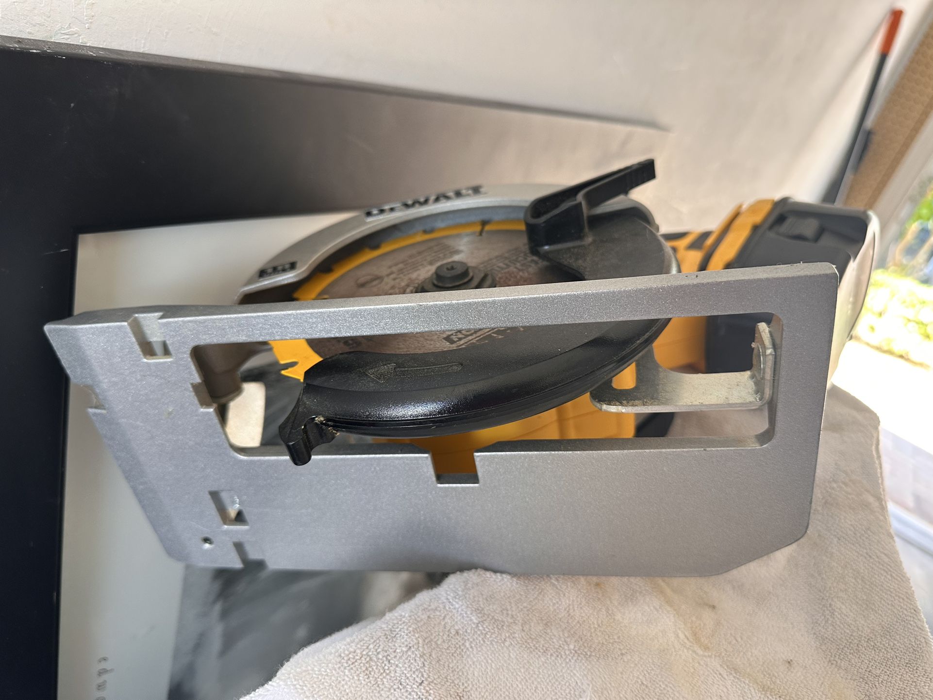 Wood Cutting Dewalt