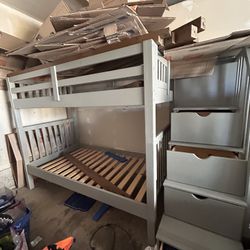Twin bunk bed 