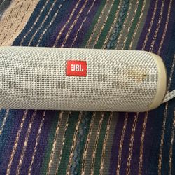 JBL Flip 4 Speaker In Excellent Condition 
