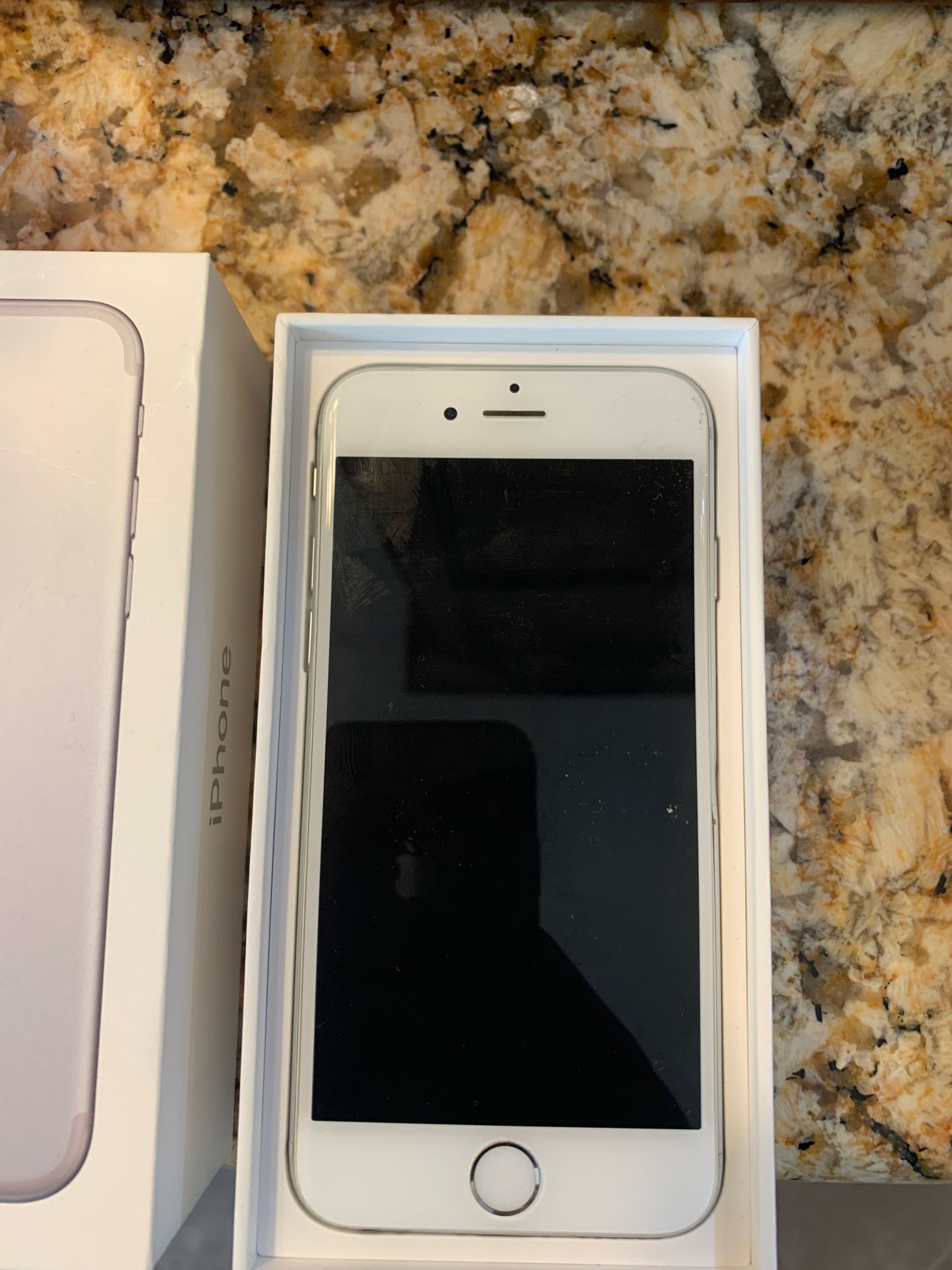 IPhone 6 se (used with box) good condition UNLOCKED