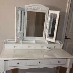 Vanity Table With Stool And LED Lights 
