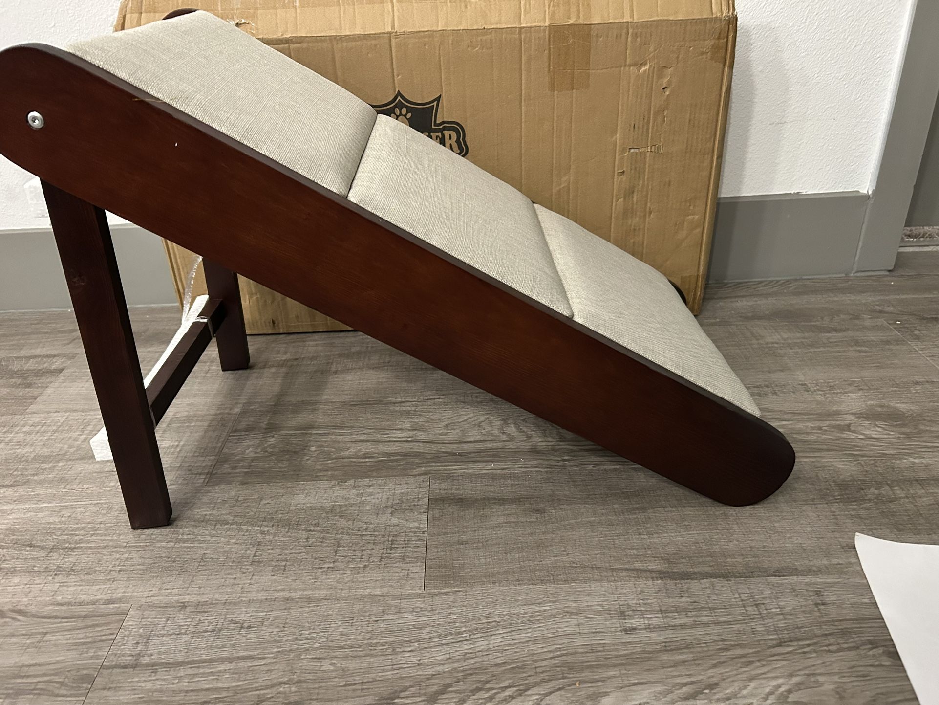✨ Brand New Pet Ramp – Still in Box! 🐶 Stylish Wood Finish