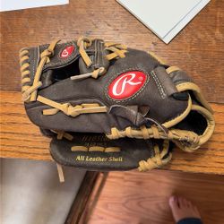 Left handed 10.5inch Rawlings Youth Baseball Glove