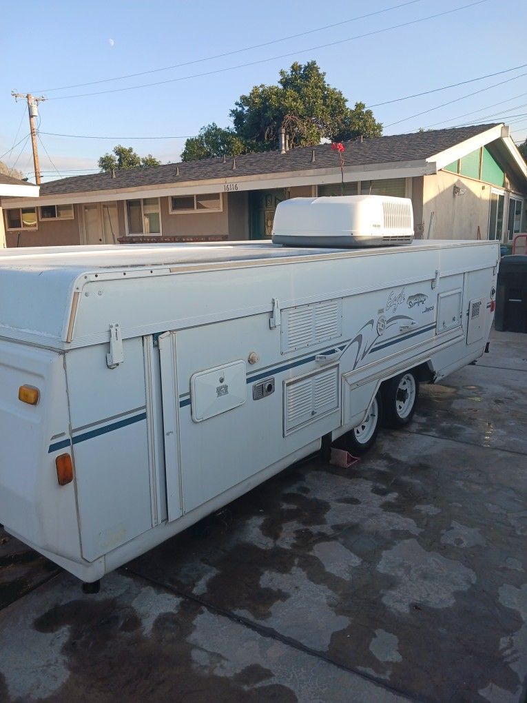 2003 Jayco Slide Out Pop Up Roof Ac Sleeps 8 for Sale in Whittier, CA