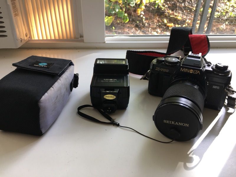Minolta x-700 28-80mm lens and flash