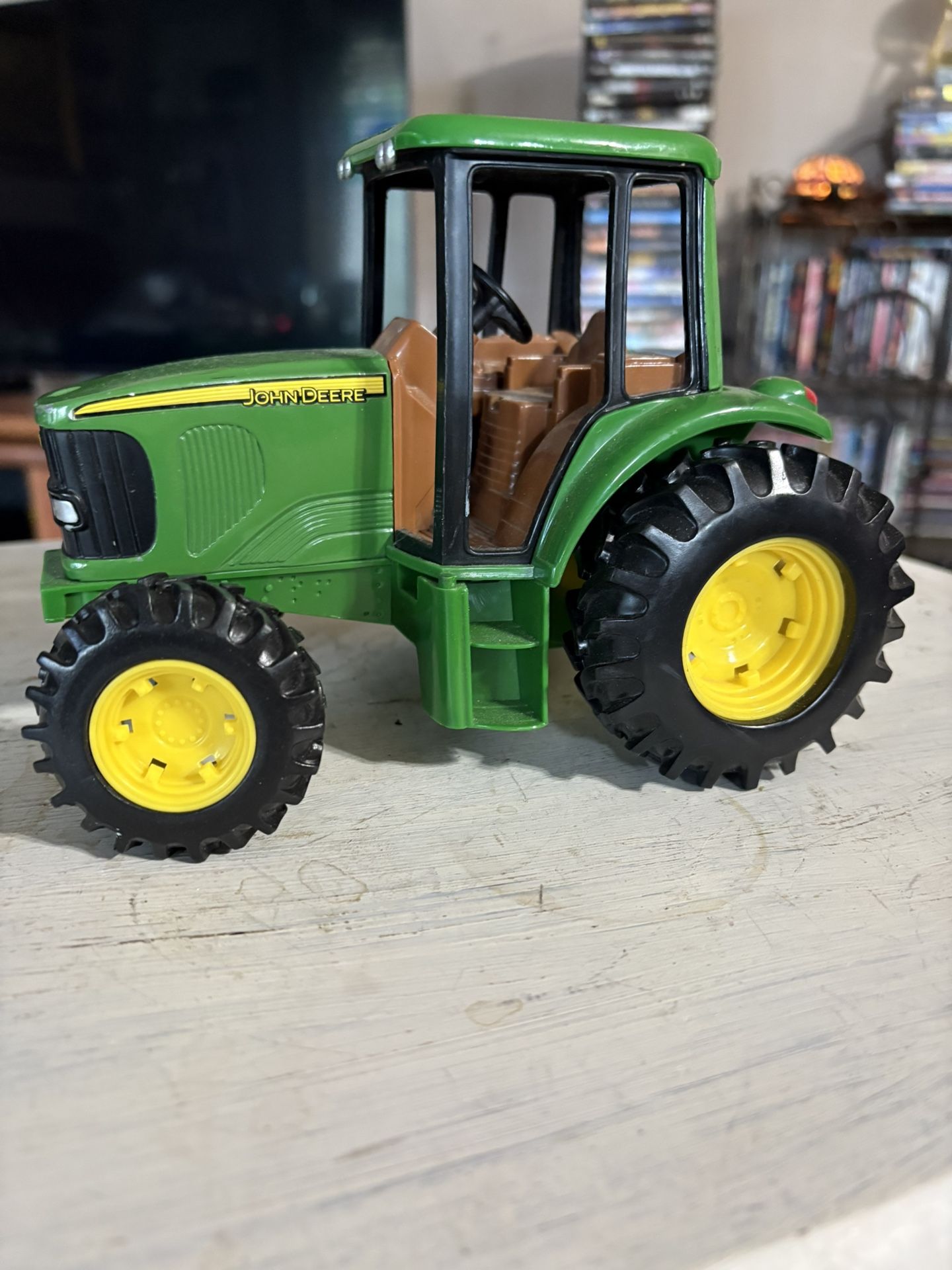 ERTL JOHN DEERE FARM TRACTOR 7” Movable Wheels