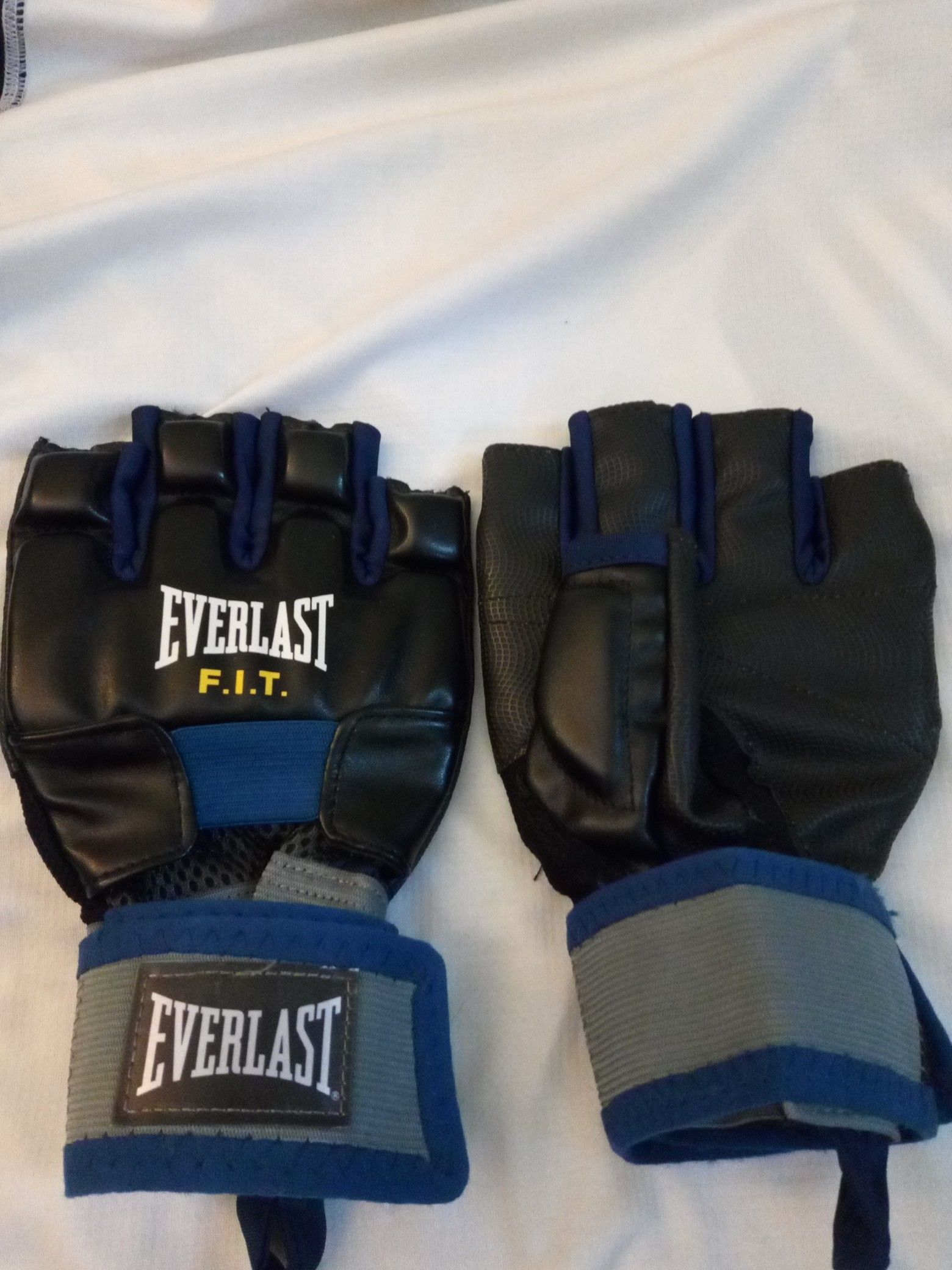 EVERLAST GLOVES UFC