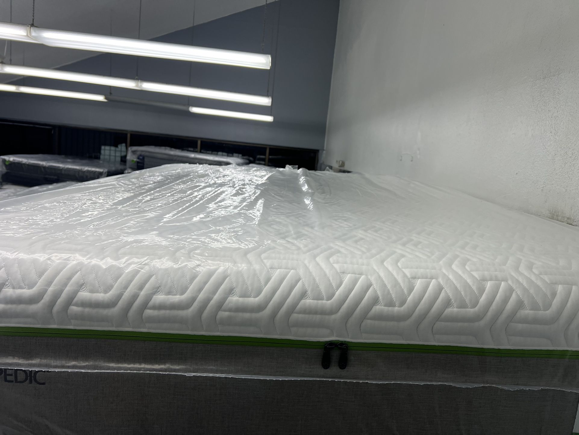 QUEEN SIZE TEMPURPEDIC FLEX SUPREME HYBRID MATTRESS & BOX SPRING BED SET