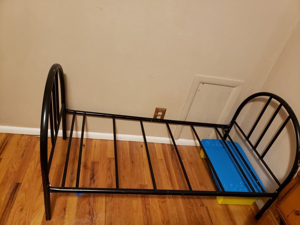 Toddler bed frame metal