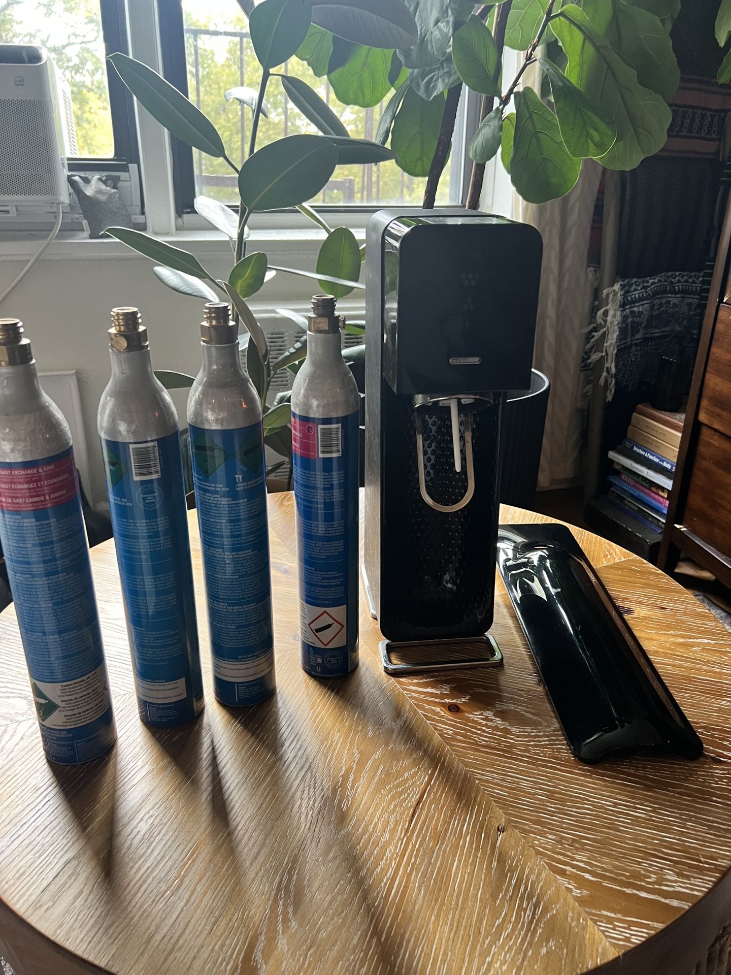 Soda Stream With 4 Refillable Canisters (empty)