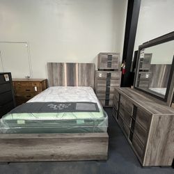 4pc Queen Bed Set w/ Lit Up Headboard 