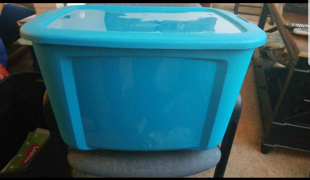 Bella 18 gal. Storage container with lid